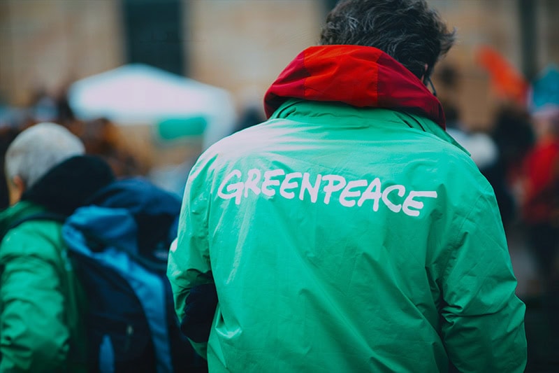 Mann mit einer Greenpeace Jacke