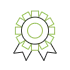 Ein grünes Abzeichen mit einem Kreis und zwei Bändern, symbolisiert Auszeichnung oder Qualität.